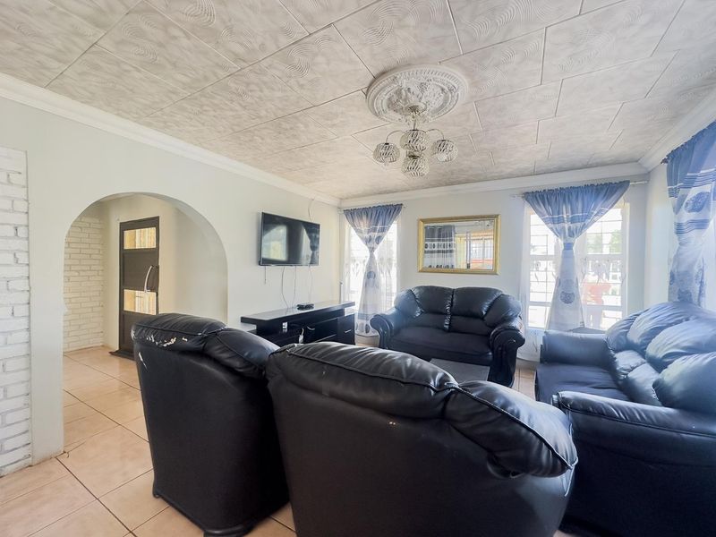 EXCLUSIVE MANDATE – 3 BEDROOM FREE-STANDING HOME WITH ADDITIONAL ROOM & BATHROOM - Photo 9