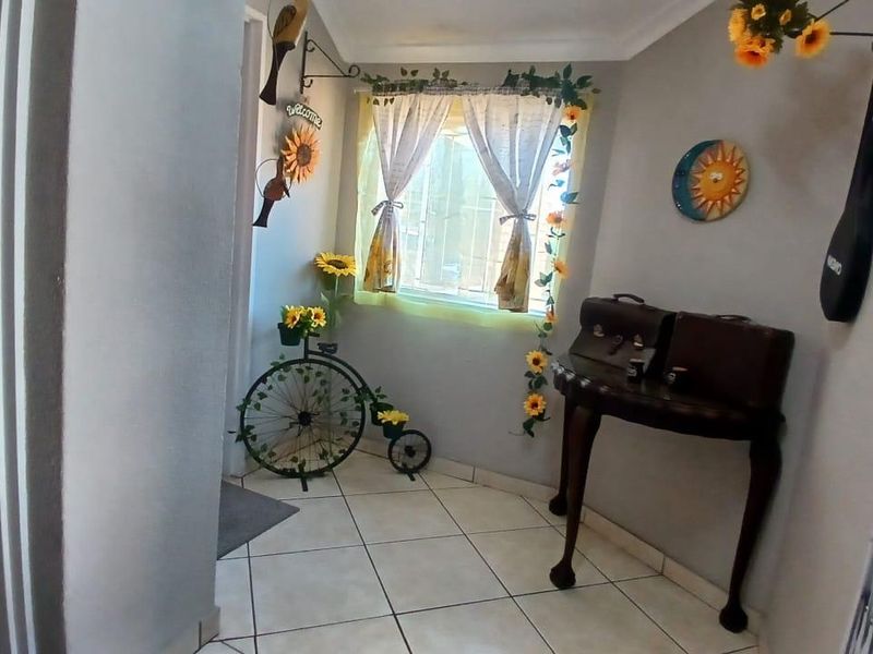 Spacious townhouse in a secure estate - Photo 5