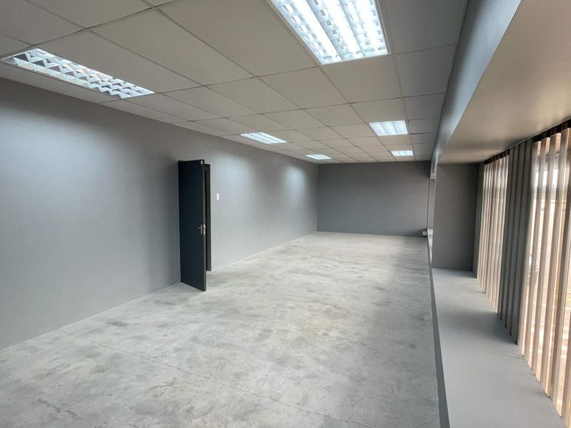 Warehouse in secure Business Park, available immediately! - Photo 10