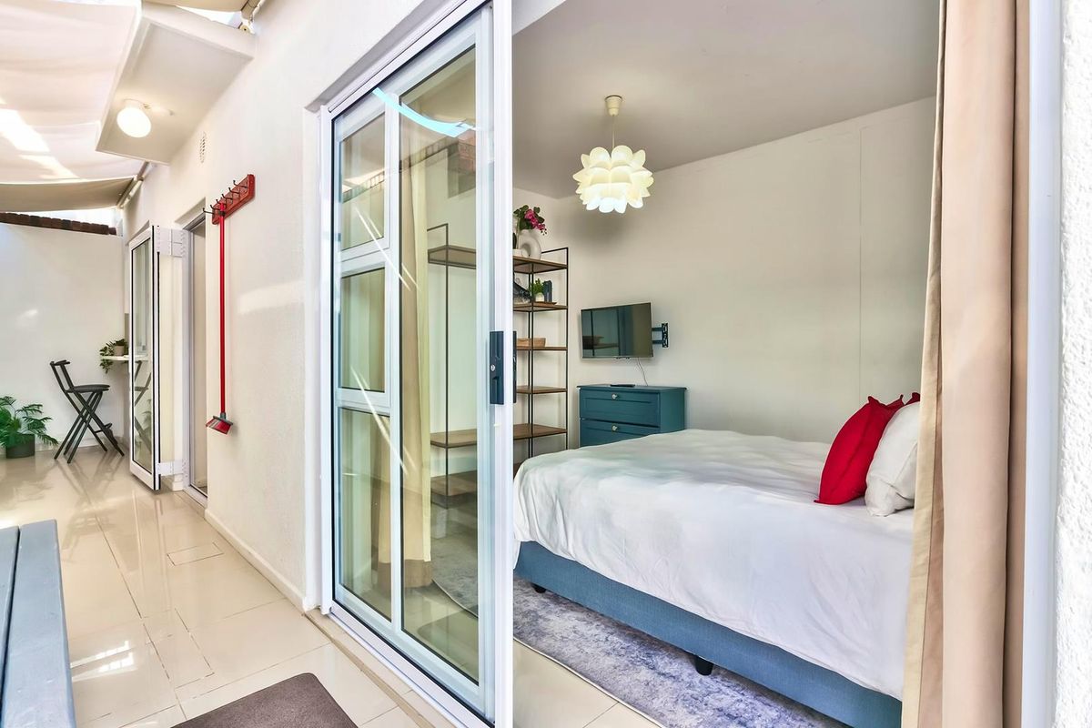 Secure Furnished Studio with Private Patio — Tamboerskloof - Photo 2