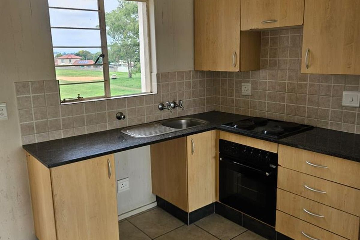 Spacious 2-Bedroom Apartment with Modern Amenities at Park Square - Photo 4