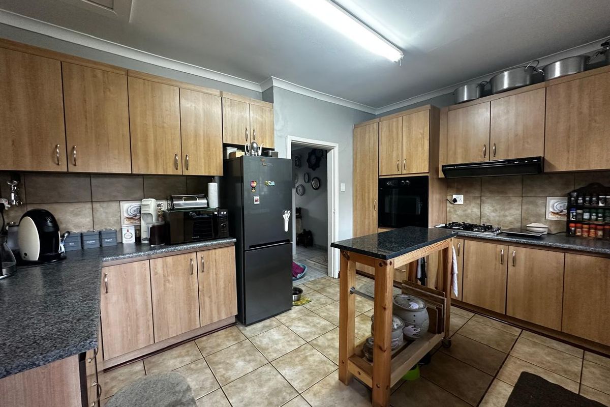 Dream Family Living in Bayswater - Photo 4