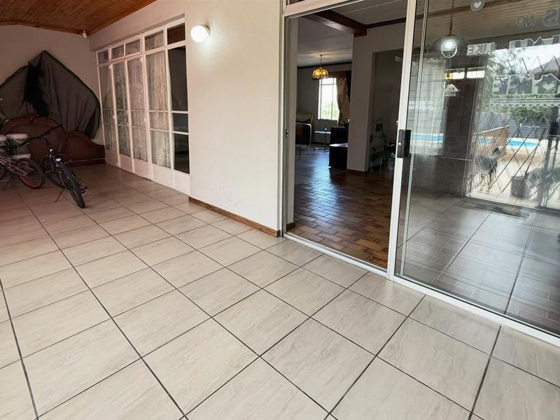 Spacious Family Home with Flat in Prime Eros Park Location - Photo 9