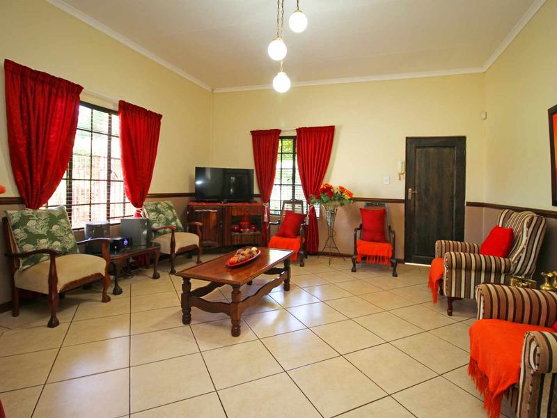 Stunning Family Home with Entertainment Area, Double Garage & Electric Fencing! - Photo 5