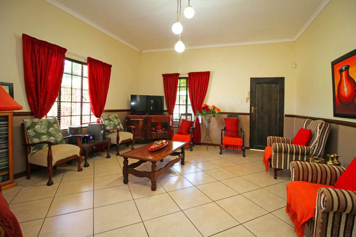 Stunning Family Home with Entertainment Area, Double Garage & Electric Fencing! - Photo 5