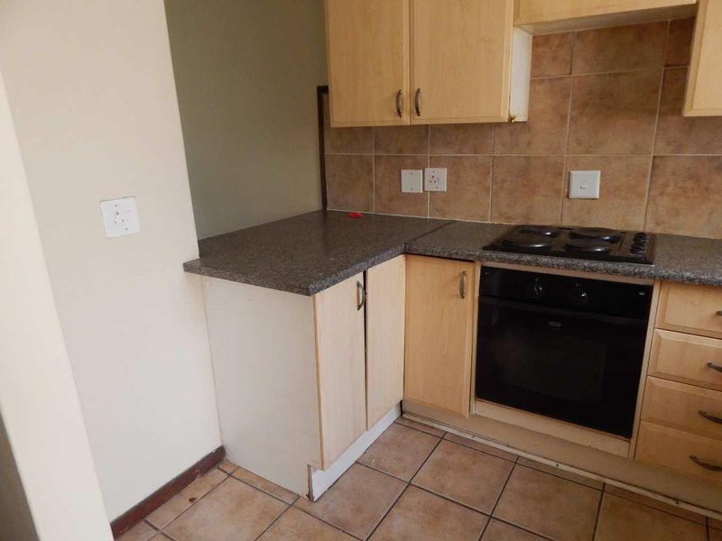 Lovely 2 Bedroom ground unit in Mooikloof Ridge - Photo 8