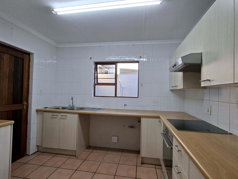3 Bedroom, 2 bathroom Cluster with Private Pool in Secure Beverley Estate - Photo 2