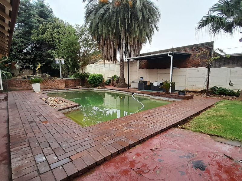 Spacious Family Home With Potential - Photo 7