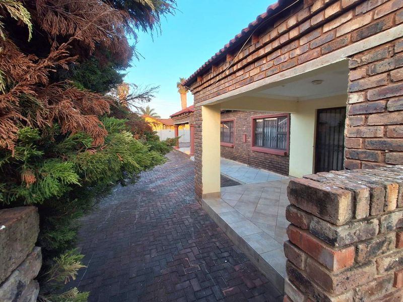 Elegant 4-Bedroom Family Home in The Orchards - Photo 6