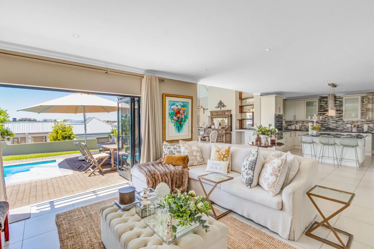 Estate Living with Outeniqua Mountain Views - Photo 5