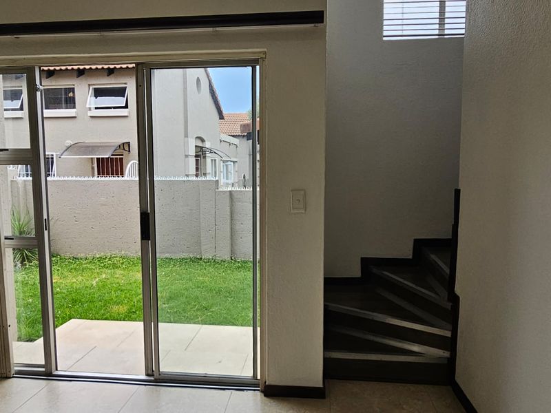 Modern Townhouse for Rent - Photo 9