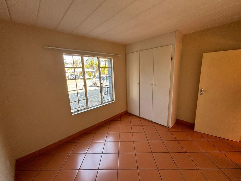 Stunning two bedroom apartment in Moreleta Park - Photo 9