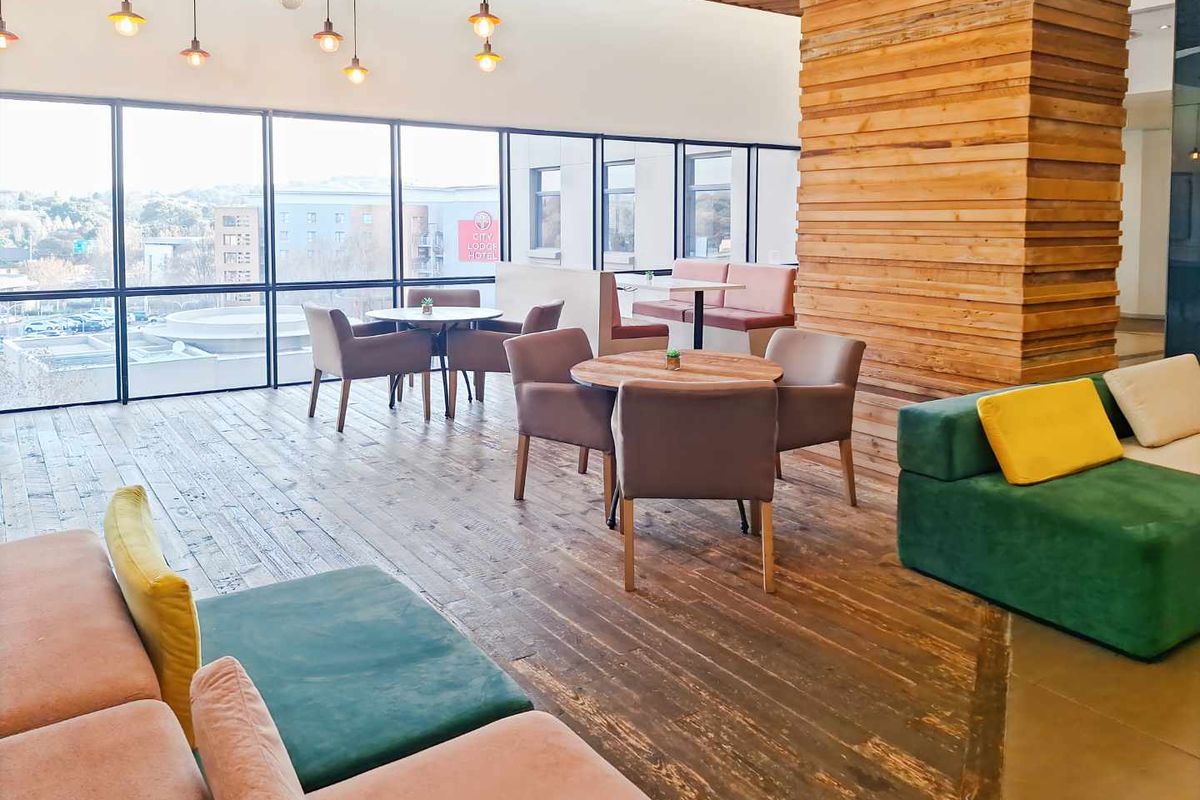Private office space for 5 persons in Regus Lynnwood Bridge - Photo 4