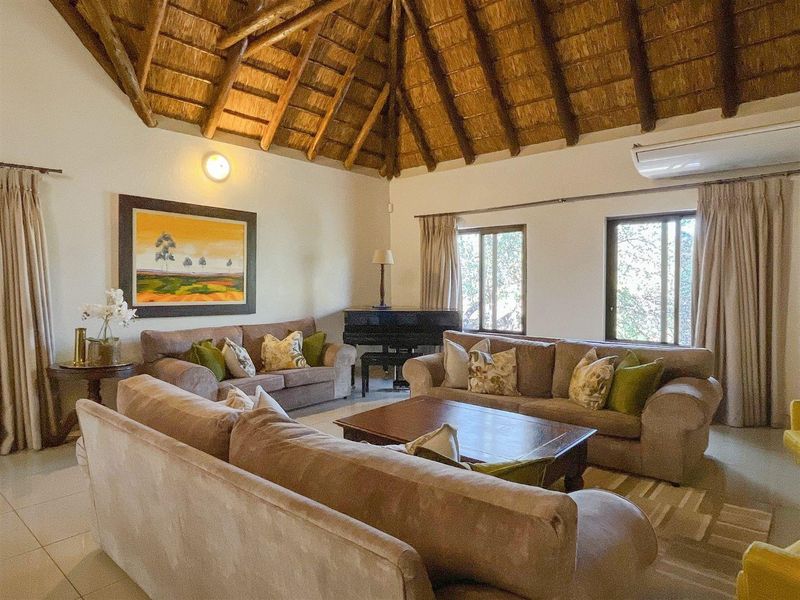 Stylish 5-Bedroom Home with Mountain Views - Photo 7