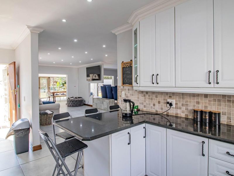 Large Home for the Extended Family with 2 Flats - Photo 9