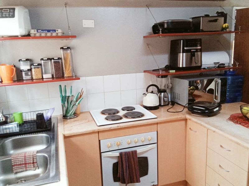 Spacious 3-Bedroom Townhouse in Secure, Sought-After Complex - Photo 4