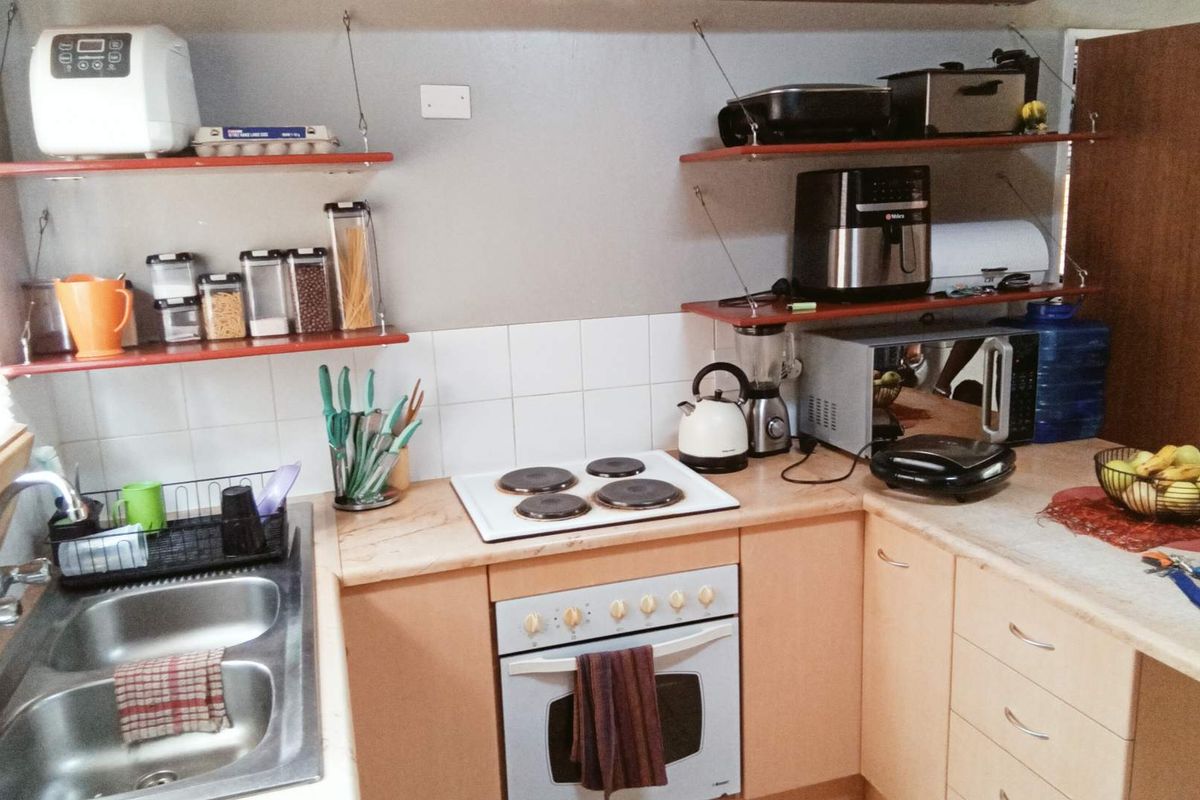 Spacious 3-Bedroom Townhouse in Secure, Sought-After Complex - Photo 4