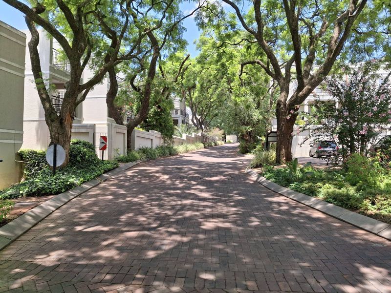 A BEAUTIFUL THREE BEDROOM TOWNHOUSE - Photo 2