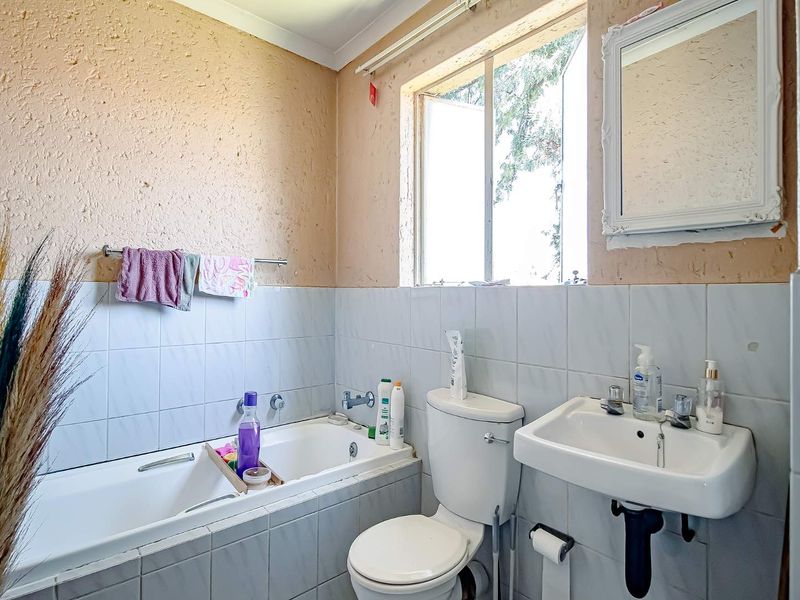 Top Floor Unit For Rental - Photo 5