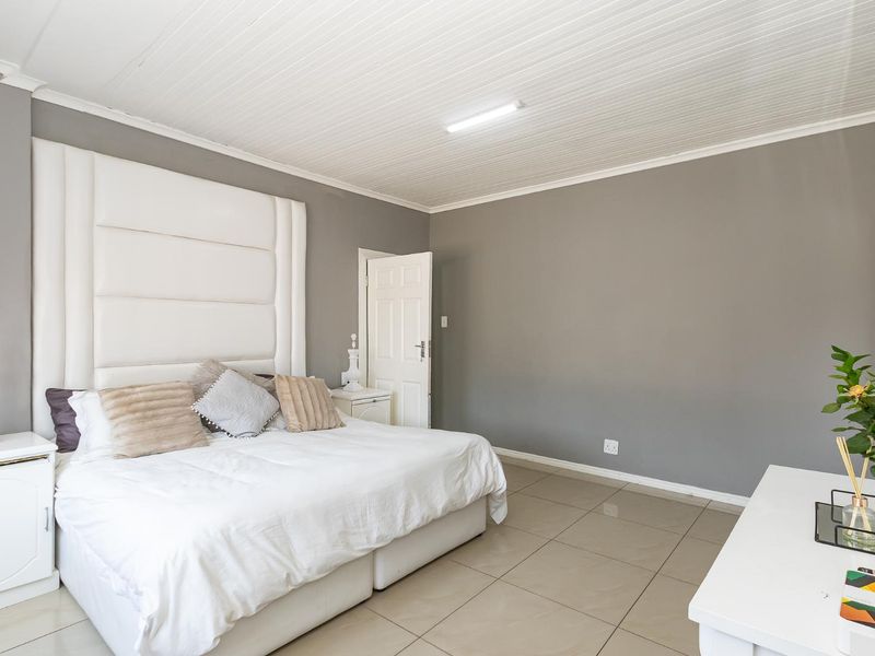 Family Home with Separate Entrance - Photo 4