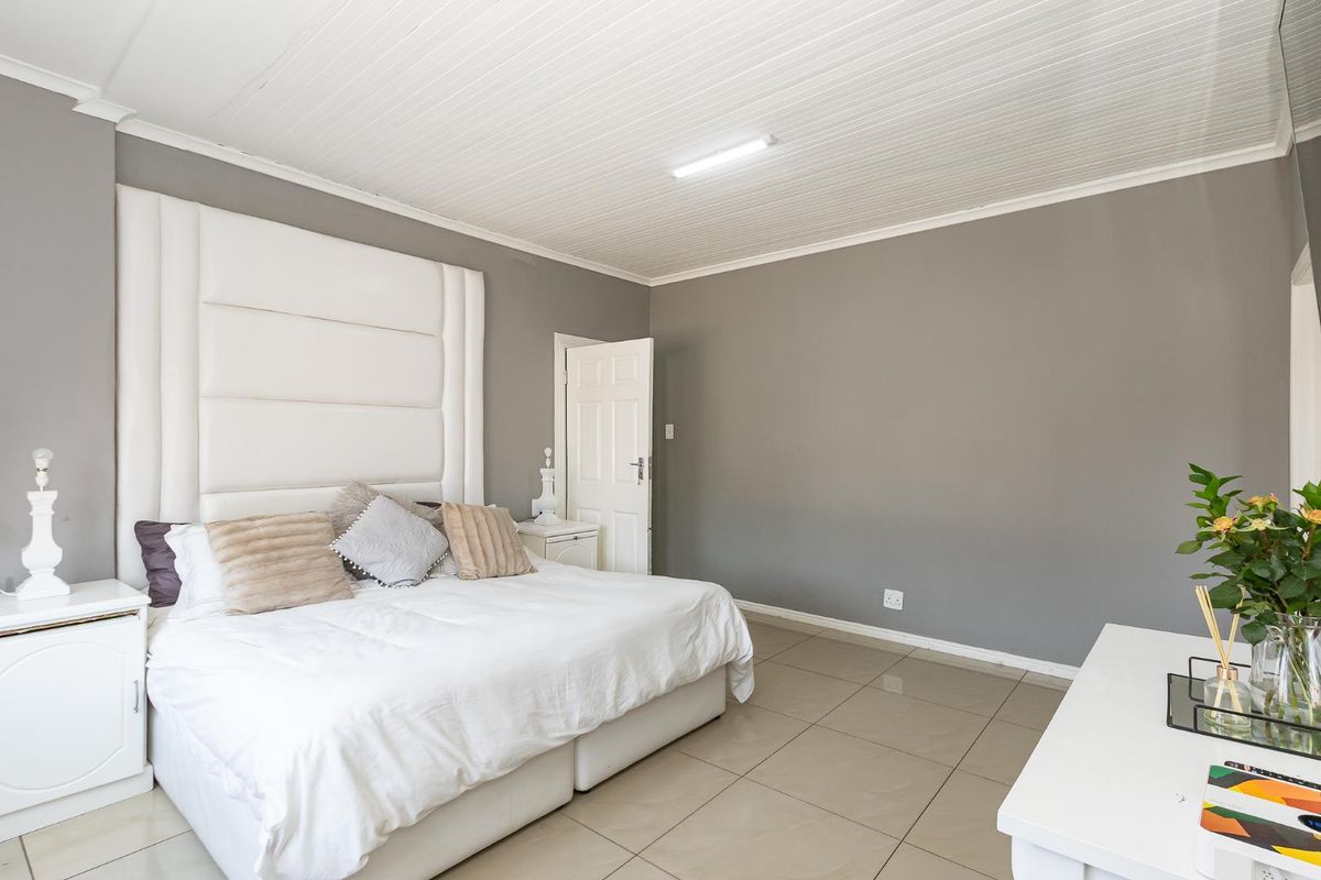 Family Home with Separate Entrance - Photo 4