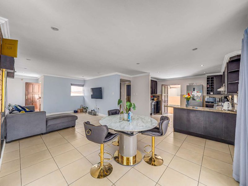 Charming Home in Secure Estate - Photo 4