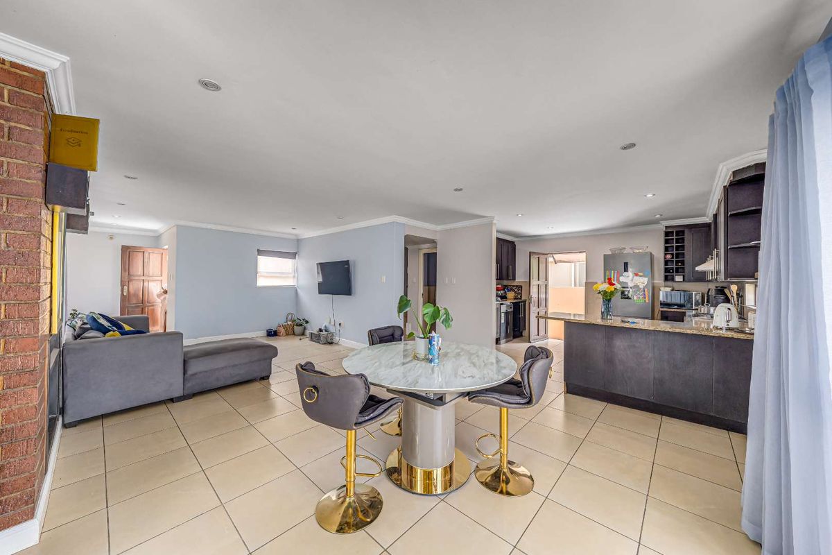 Charming Home in Secure Estate - Photo 4