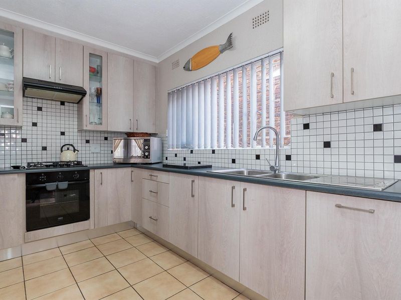 Perfect Lock-Up-and-Go 2-Bedroom Duplex in Norkem Park - Photo 6