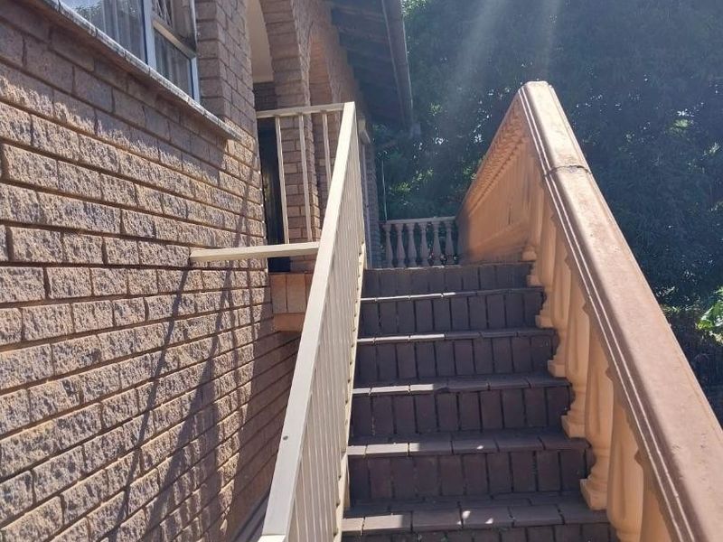 Low-maintenance face brick clinker home - Photo 8