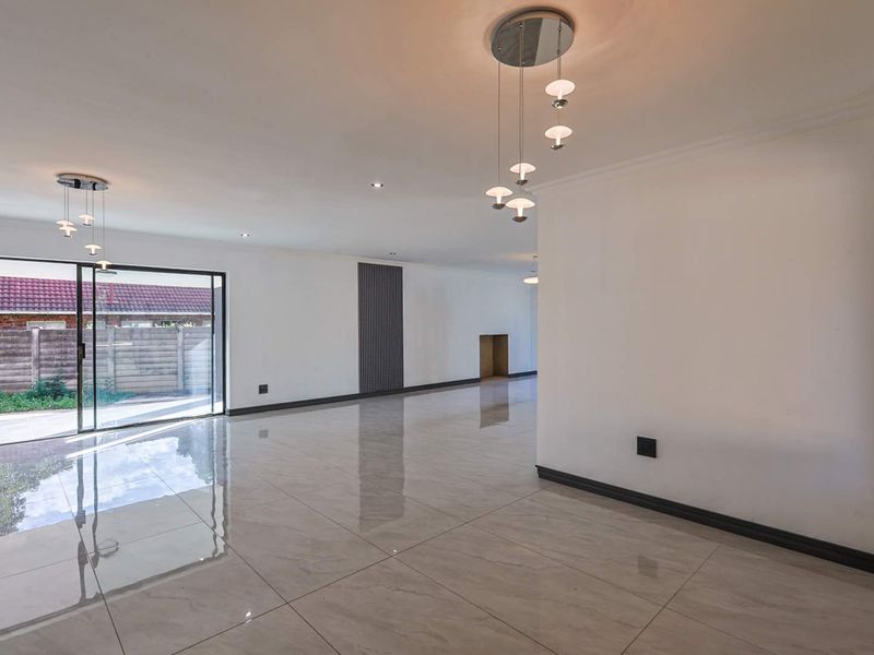 Newly Renovated 6-Bedroom Single-Storey Home with Flatlet – Turnkey Perfection - Photo 4