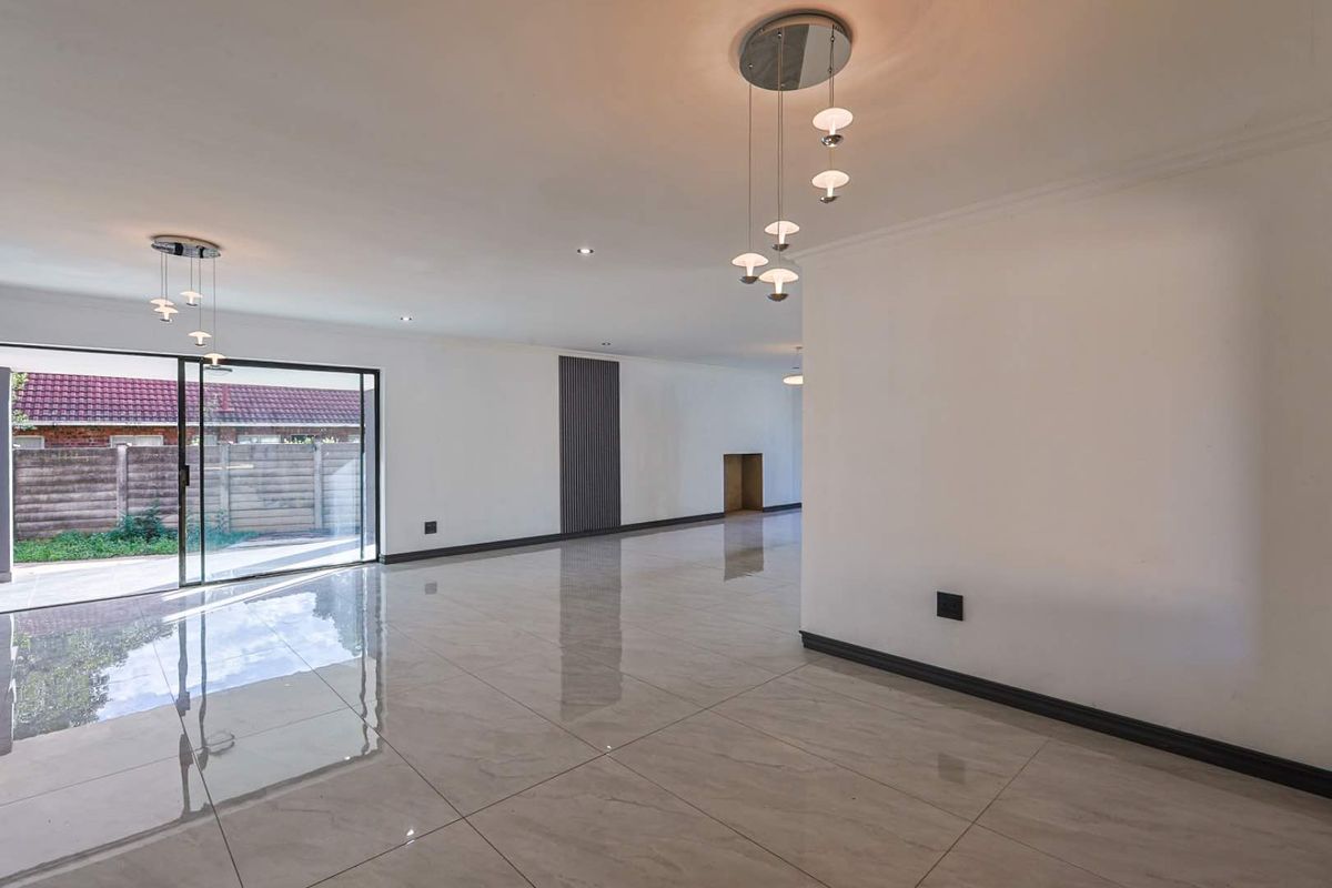 Newly Renovated 6-Bedroom Single-Storey Home with Flatlet – Turnkey Perfection - Photo 4