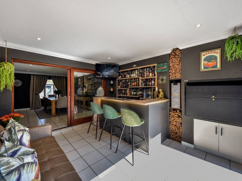 Immaculate three bedroom home in security estate - Moreleta park - Photo 10