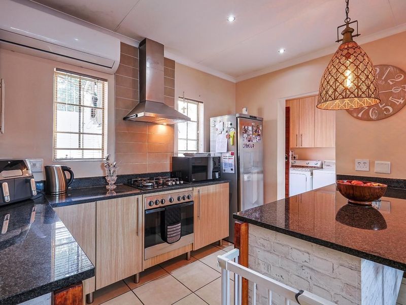 Modern Three-Bedroom Townhouse in Exclusive Secretariat Complex - Photo 8