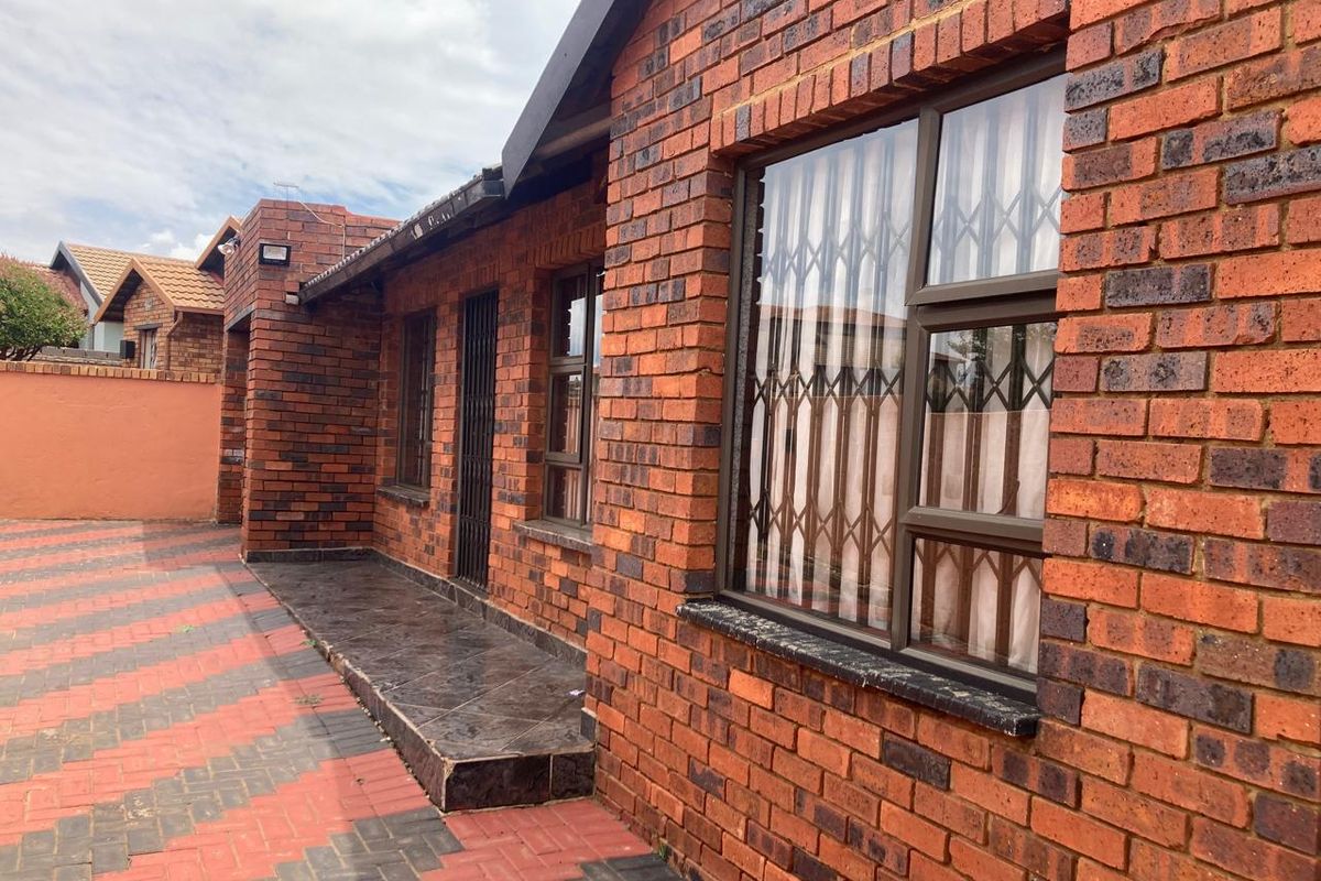 Beatiful Well Kept Home In Protea Glen EXT 11 With 2 Outside Rooms!!! - Photo 5