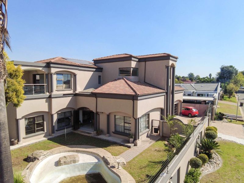 Exquisite Double Story 5 bedroom home in Lakefield Ext. 21 - Photo 3