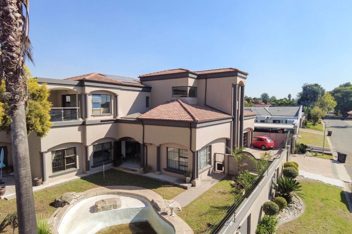 Exquisite Double Story 5 bedroom home in Lakefield Ext. 21 - Photo 3