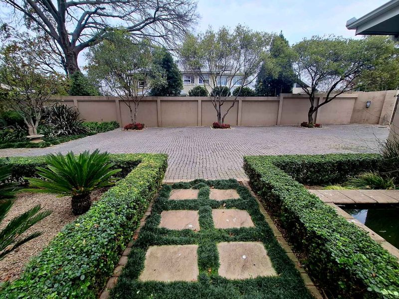 Grand Luxury Estate with 6 En-Suite Bedrooms, Private Cellar & Resort-Style Entertaining - Photo 5