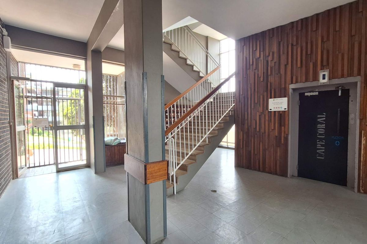 2 bedroom Apartment in Roodepoort - Photo 4