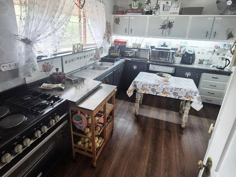 Charming Artistic Retreat with Exceptional Outdoor Entertainment Spaces - Photo 9