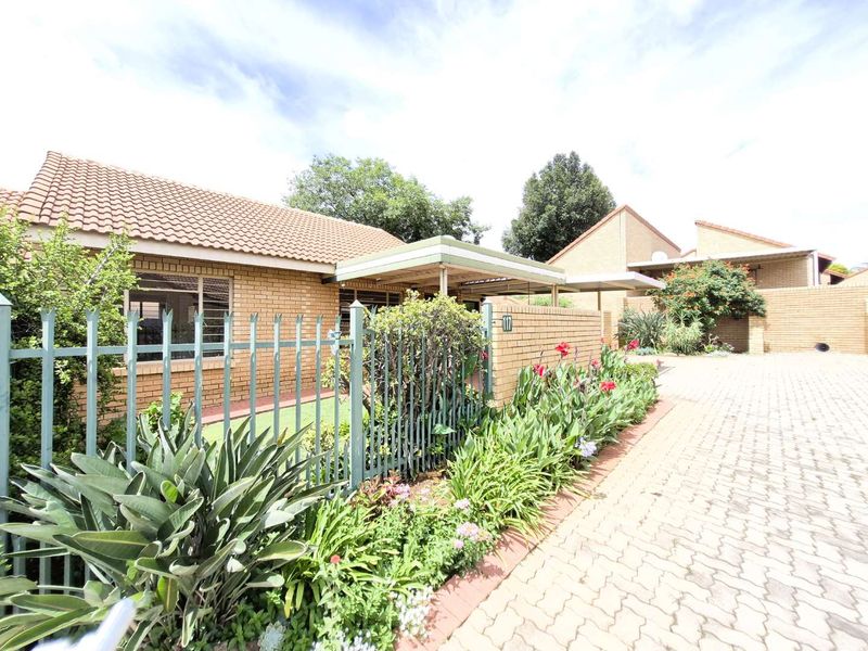FOR SALE – Selrose Park Retirement Village - 1 Bedroom / 2 Living Retirement unit Equestria Pretoria - Photo 2