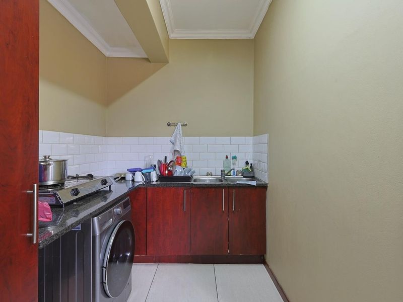 3 Bedroom, 2 Bathroom House for Sale - Photo 7