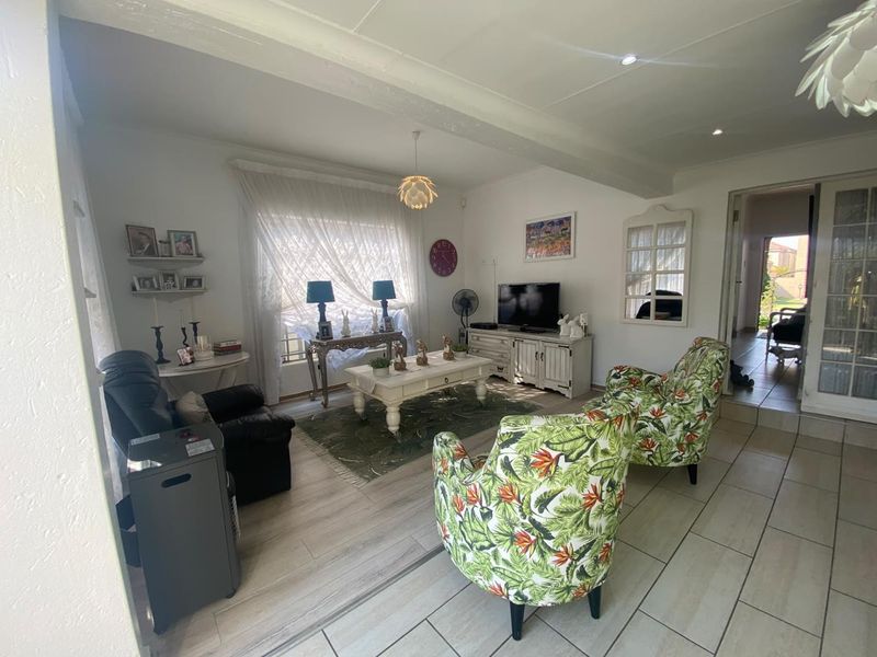 Three Bedroom House for Sale - Photo 9