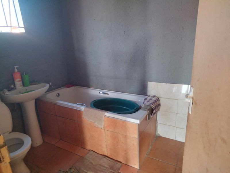 3 bedrooms house for sale in Soshanguve East - Photo 8