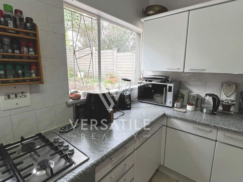 4 Bedroom House For Sale in Olympia - Photo 6