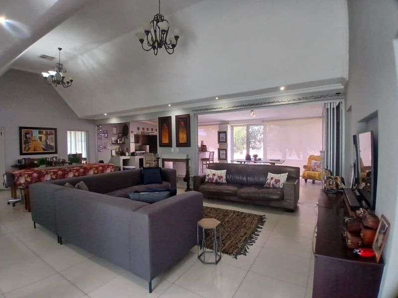 Freestanding home, for families seeking generous indoor & outdoor space. - Photo 3