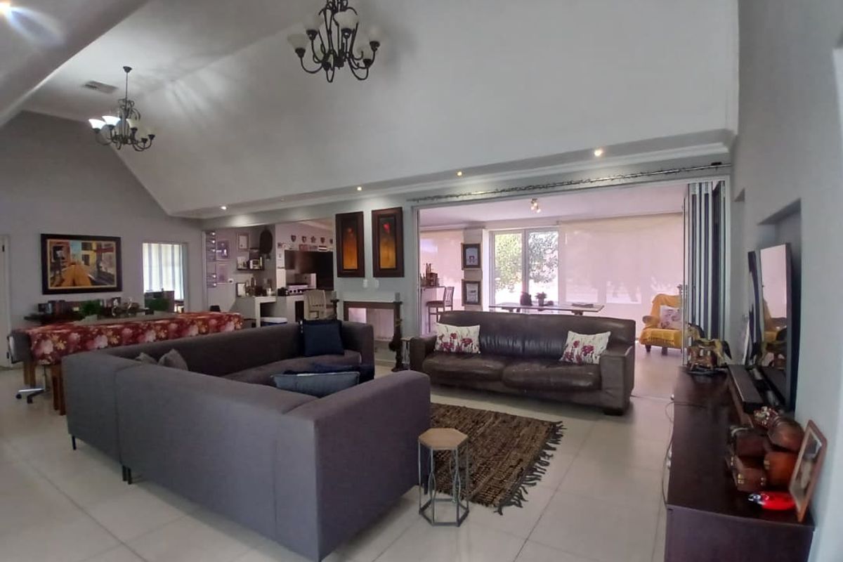 Freestanding home, for families seeking generous indoor & outdoor space. - Photo 3