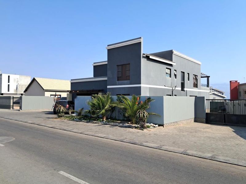 4 Bedroom Double-Storey House – Mile 4 - Photo 1