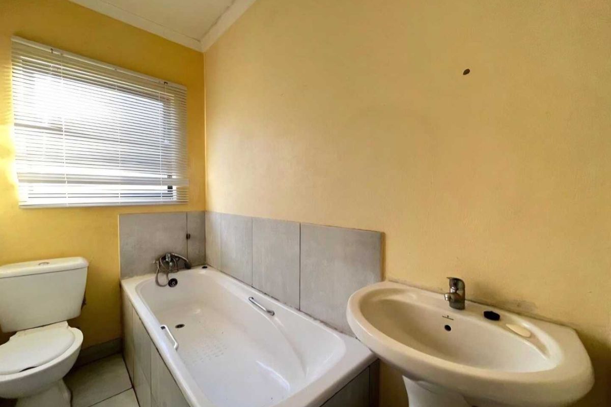 3 Bedroom House For Sale in Vanderbijlpark CE4 - Photo 5