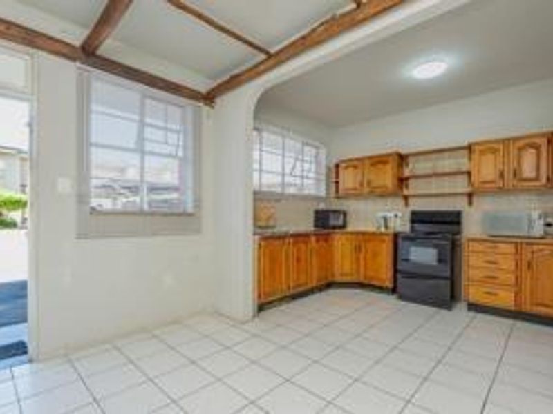 Comfortable Ground-Floor Living with Bright Sunroom - Photo 5