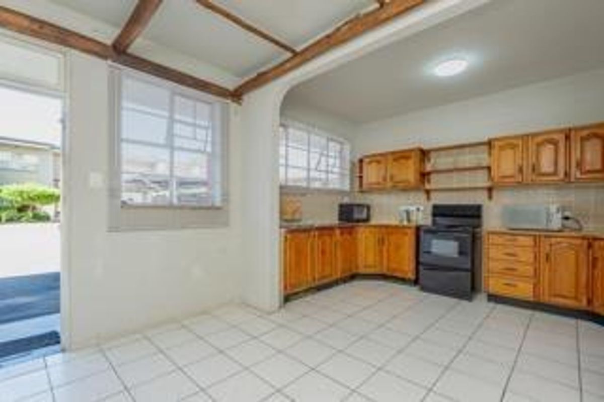 Comfortable Ground-Floor Living with Bright Sunroom - Photo 5